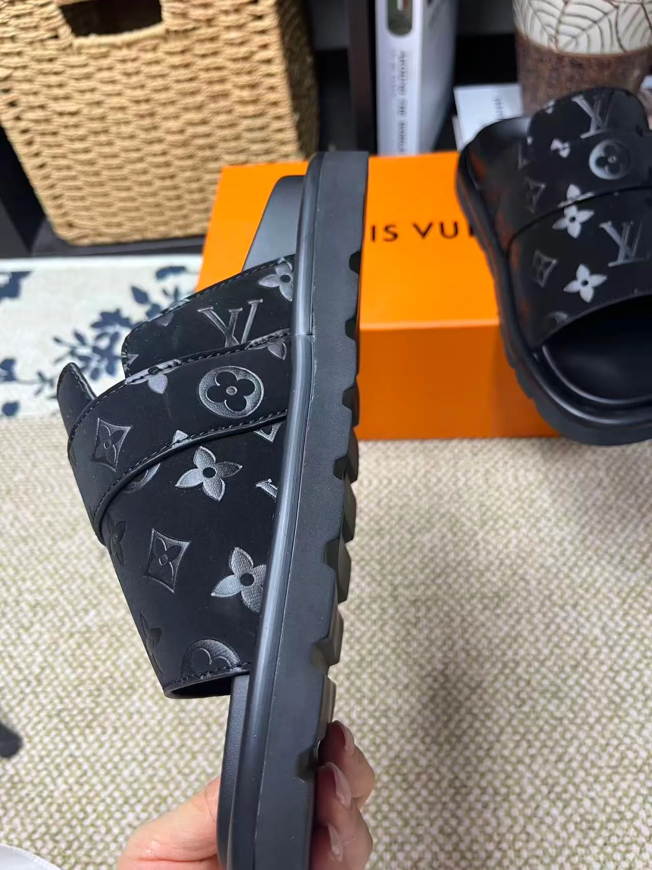 P340 [New Style] [LOUIS VUITTON] Louis Vuitton, LV printing, men's and women's slippers are now on the market, packed in drawer boxes with cloth bags and cards, the upper pattern looks very soft and waxy, and is a super versatile leg slimming tool. Fabric: imported denim/canvas/old fabric, LV hardware LOGO, official website pattern printing, comfortable to wear, feet: high-elastic PU water table. Sole: foam sole, heel height: about 5cm. Code number: 35-46, 35, 45, 46 are custom-made and non-returnable. Color: multiple colors and styles available.